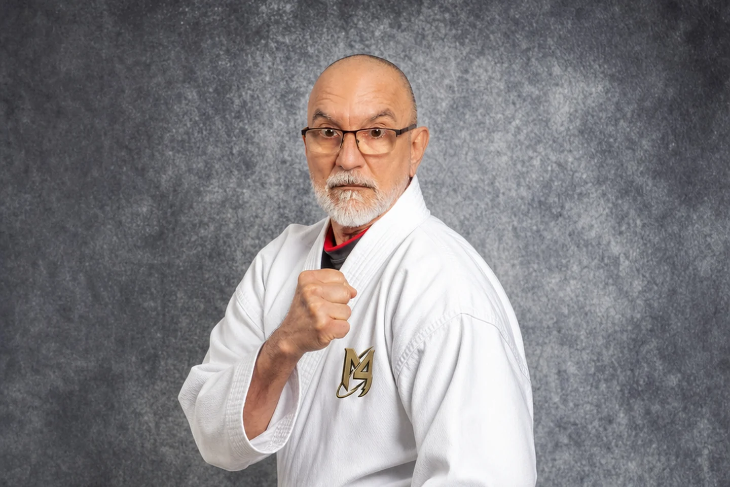 Instructor de karate de M4RTIAL Tarragona con gi tradicional de la colección M4RTIAL